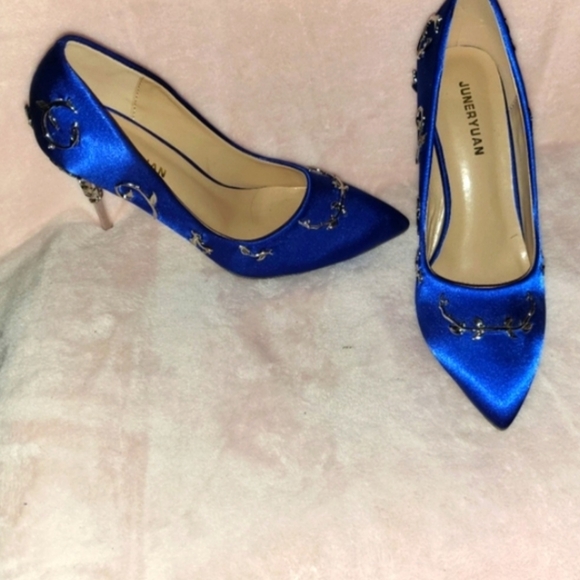 Blue Satin Formal Heels / Pumps with Metal detailing. Size 7. Not Marked - Picture 10 of 10